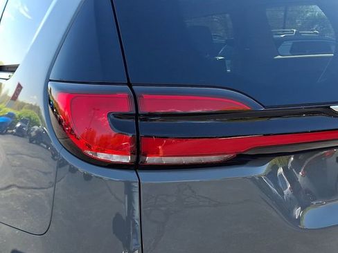 Used 2023 Chrysler Pacifica Touring-L FWD image 10