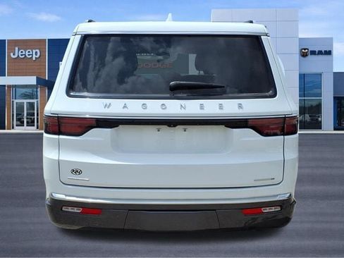 Used 2022 Jeep Wagoneer Series III AWD/4WD image 4