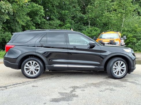 Certified 2023 Ford Explorer XLT w/ Equipment Group 202A AWD/4WD image 3