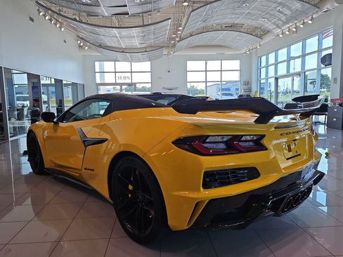 Used 2025 Chevrolet Corvette Z06 RWD image 4