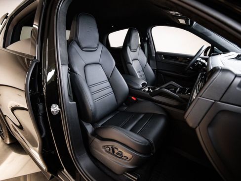 Certified 2025 Porsche Cayenne Turbo GT AWD/4WD image 28