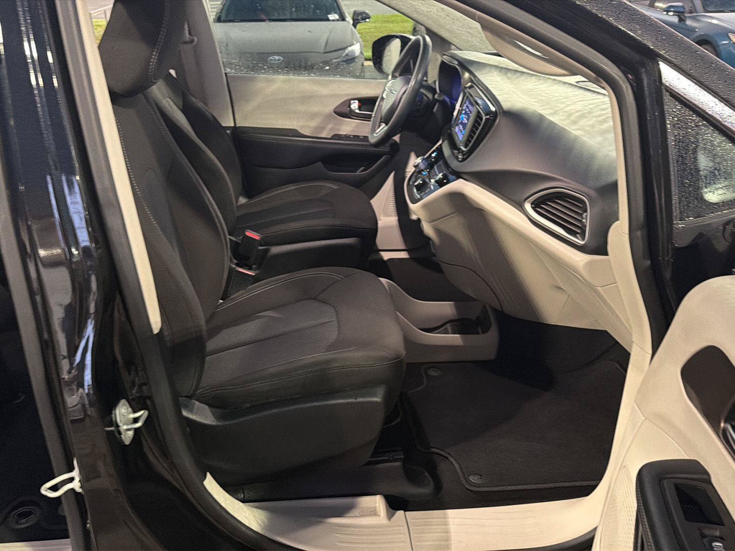 Used 2023 Chrysler Voyager LX FWD image 13
