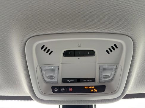 Used 2021 Chevrolet Traverse LT image 20