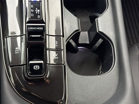 Used 2024 Toyota Crown Limited image 31