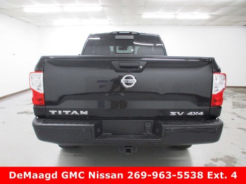 Used 2017 Nissan Titan SV image 5