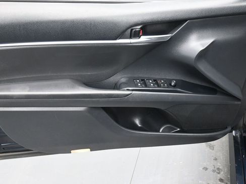 Used 2018 Toyota Camry LE image 9