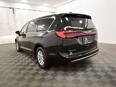 Used 2025 Chrysler Pacifica Select FWD image 5