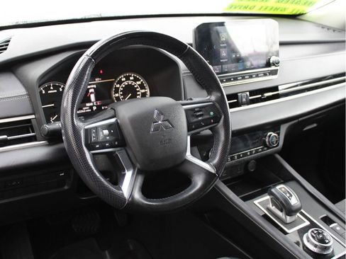 Used 2022 Mitsubishi Outlander SE image 11