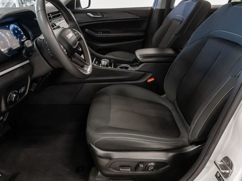 Used 2024 Jeep Grand Cherokee Laredo image 10