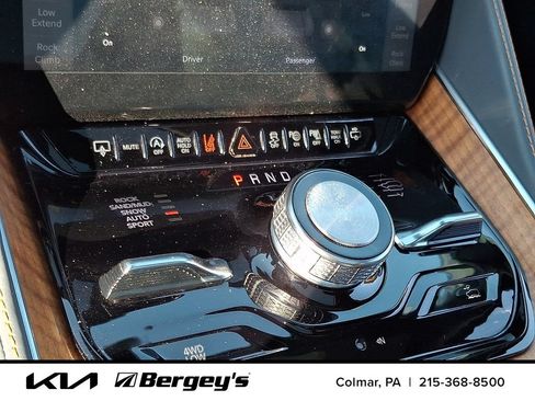 Used 2023 Jeep Grand Wagoneer Series III w/ Rear Seat Video Group 1 AWD/4WD image 20