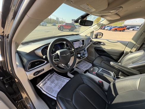 Used 2023 Chrysler Pacifica Touring-L FWD image 31