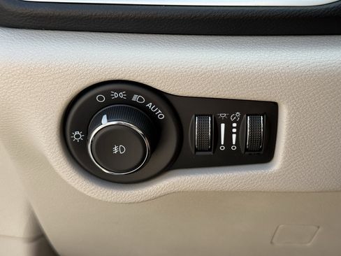 Used 2023 Chrysler Pacifica Touring-L image 25