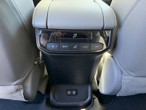 Used 2020 Toyota Highlander LE image 11