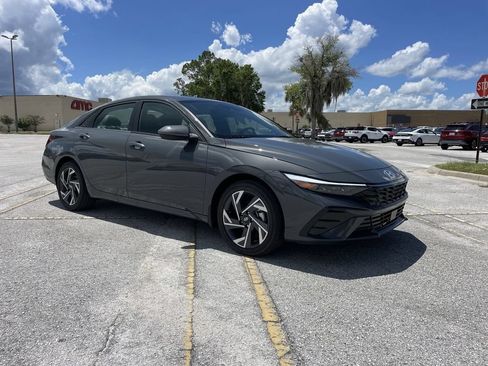 New 2025 Hyundai Elantra Limited FWD image 2