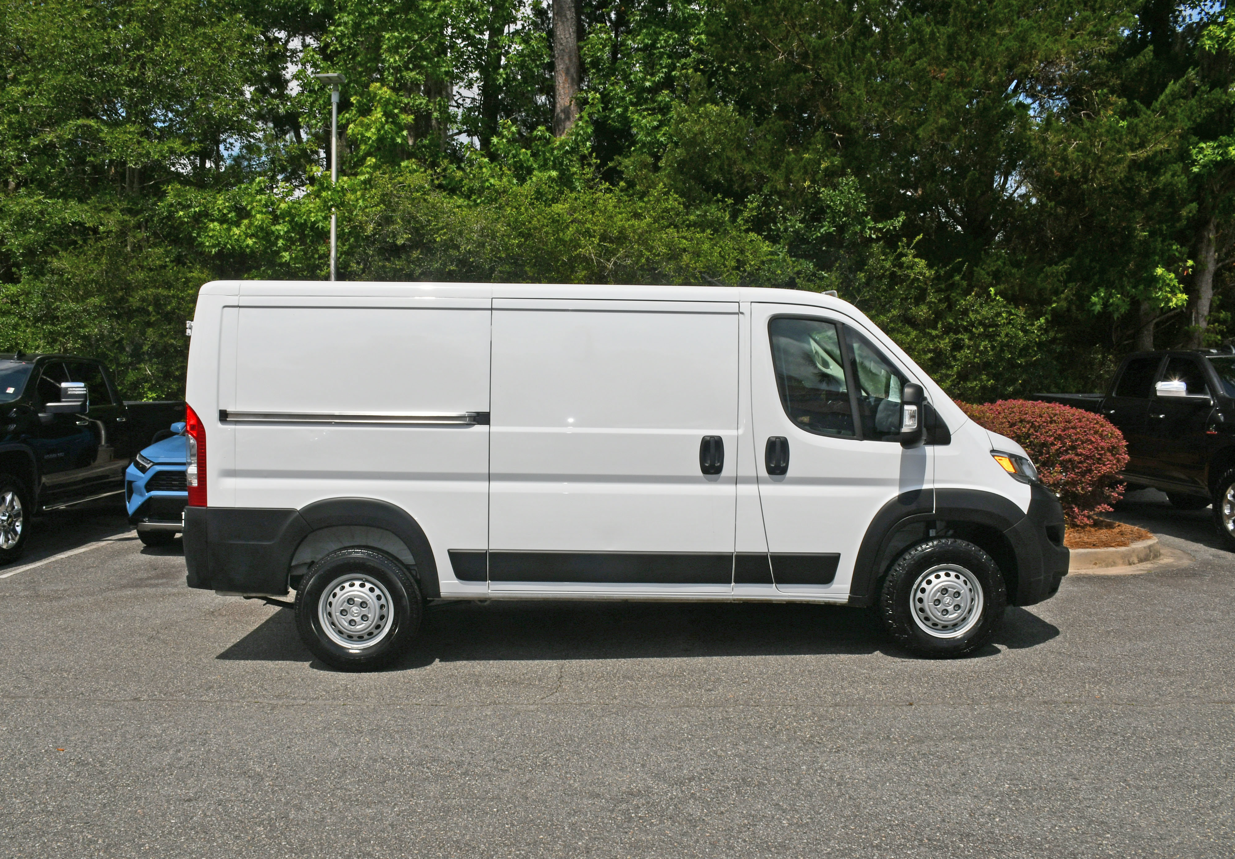 Used 2025 RAM ProMaster 2500 w/ Convenience Group FWD image 5