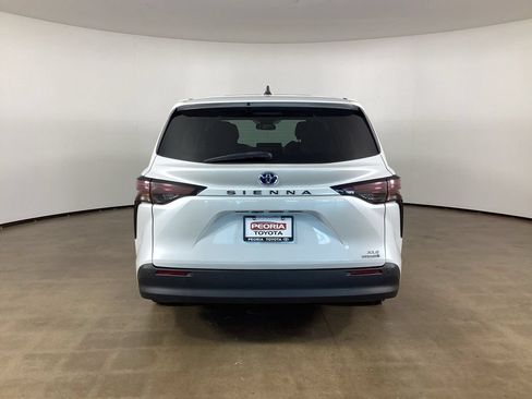 Used 2024 Toyota Sienna XLE FWD image 6