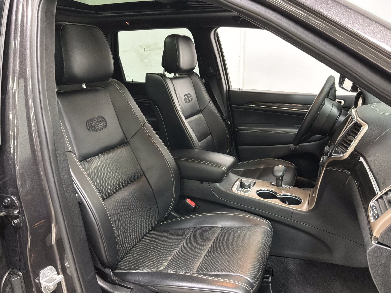 Used 2015 Jeep Grand Cherokee Overland AWD/4WD image 8