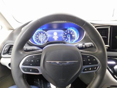 Used 2023 Chrysler Pacifica Touring-L image 6