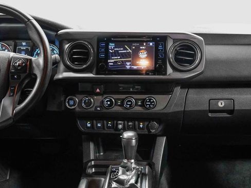 Certified 2018 Toyota Tacoma TRD Off-Road w/ Technology Package AWD/4WD image 13