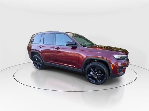 Used 2024 Jeep Grand Cherokee Altitude AWD/4WD image 9