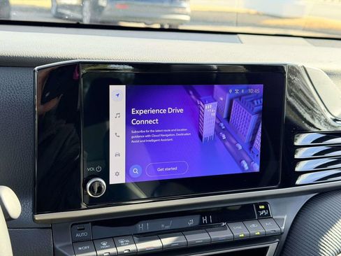 Used 2025 Toyota Camry SE image 3