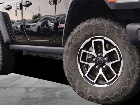 Used 2025 Jeep Wrangler Unlimited Rubicon AWD/4WD image 3
