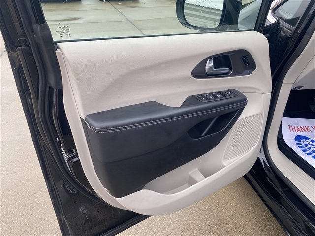 Used 2024 Chrysler Pacifica Touring-L FWD image 22