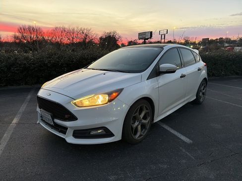 Used 2018 Ford Focus ST image 1