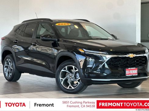 Used 2025 Chevrolet Trax LT w/ Driver Confidence Package FWD image 1