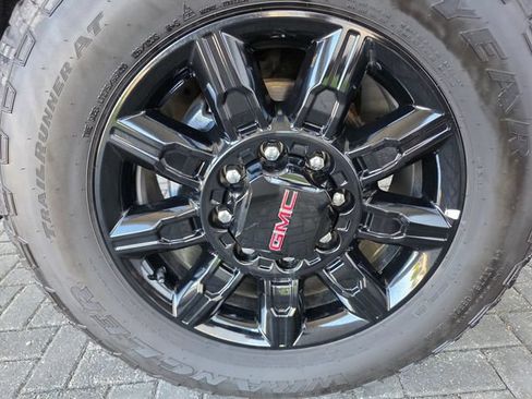 Used 2025 GMC Sierra 2500 AT4 AWD/4WD image 8
