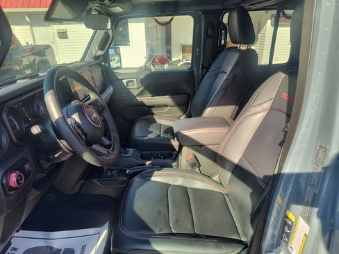 Used 2025 Jeep Gladiator Rubicon w/ Convenience Group AWD/4WD image 18