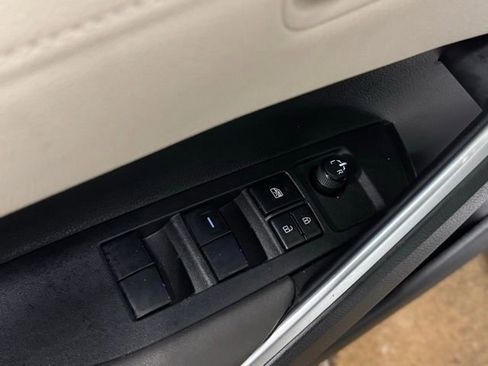 Used 2024 Toyota Corolla Cross XLE image 12