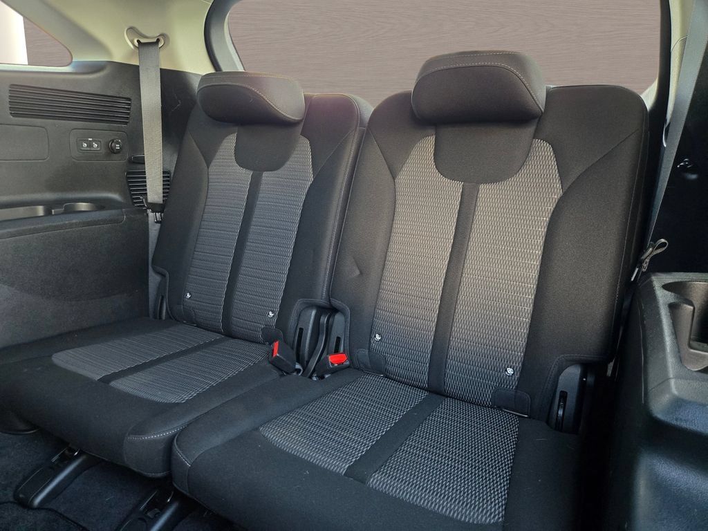 Used 2025 Kia Sorento LX FWD image 14