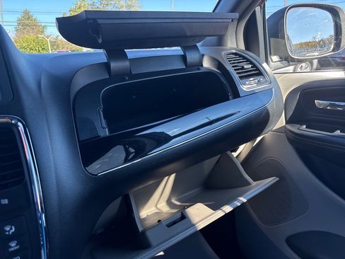 Used 2017 Dodge Grand Caravan SXT image 34