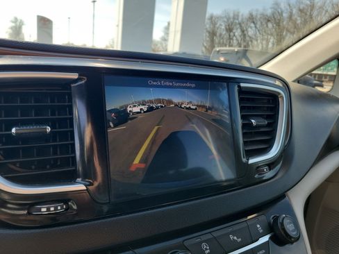 Used 2019 Chrysler Pacifica Touring-L Plus w/ Tire & Wheel Group image 15