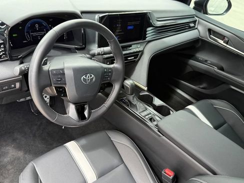 Used 2025 Toyota Camry SE w/ Convenience Package FWD image 11