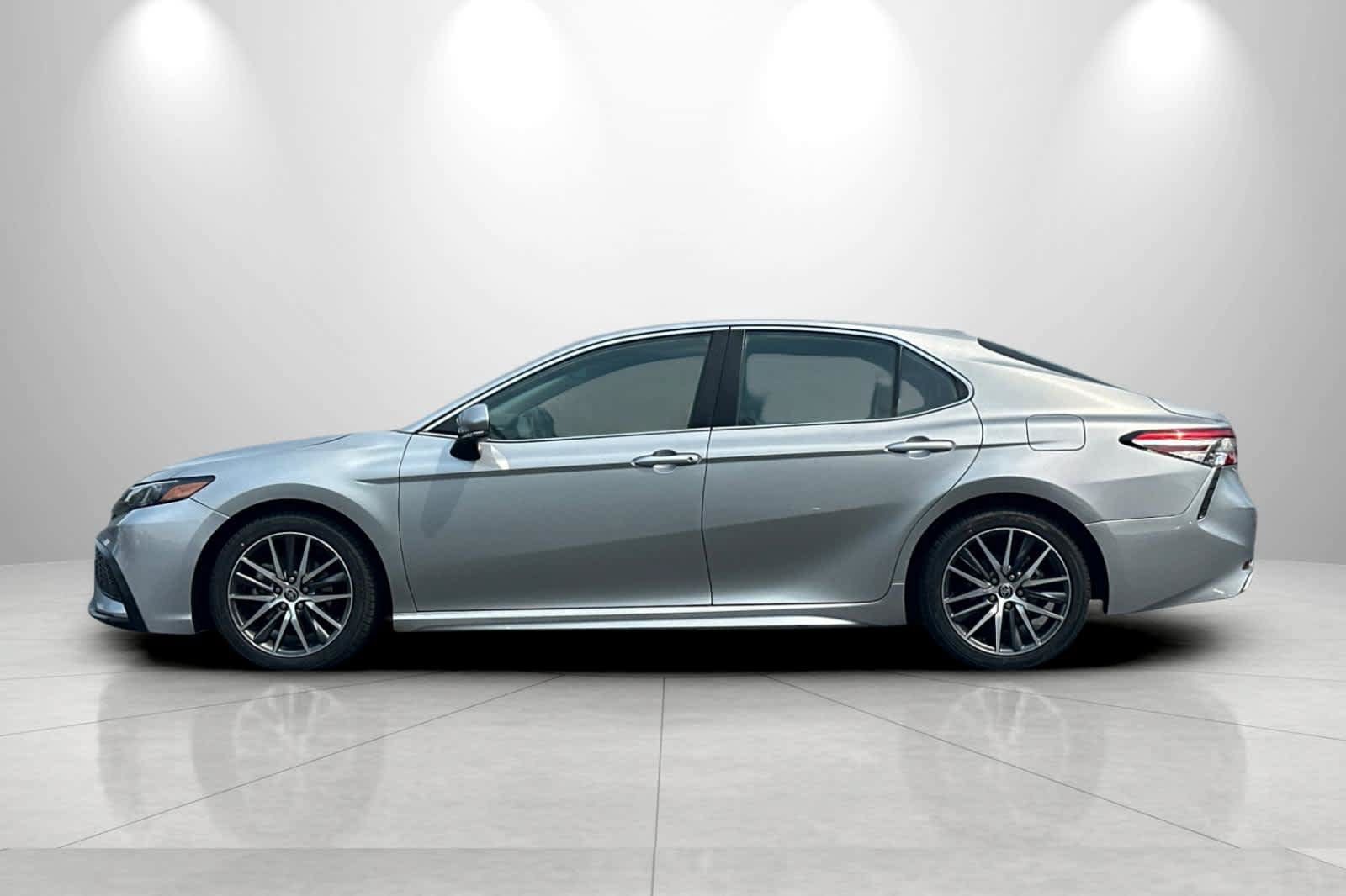 Used 2022 Toyota Camry SE w/ Cold Weather Package AWD/4WD image 5