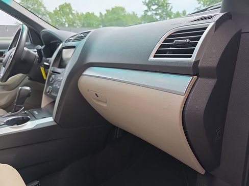 Used 2015 Ford Explorer XLT w/ Equipment Group 202A AWD/4WD image 21