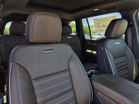 New 2026 GMC Acadia Denali Ultimate w/ LPO, Floor Liner Package AWD/4WD image 37