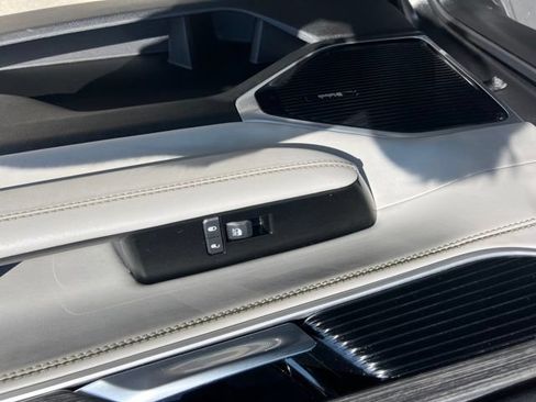 Used 2022 Jeep Wagoneer Series III w/ Premium Group I AWD/4WD image 28