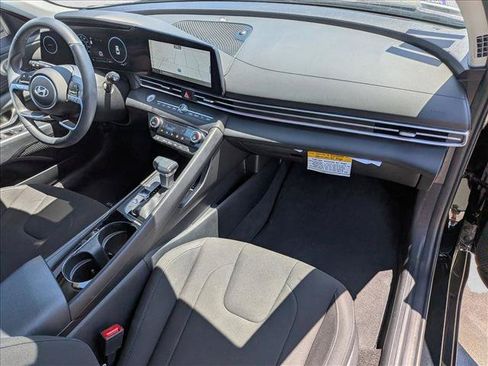 Used 2025 Hyundai Elantra SEL FWD image 22