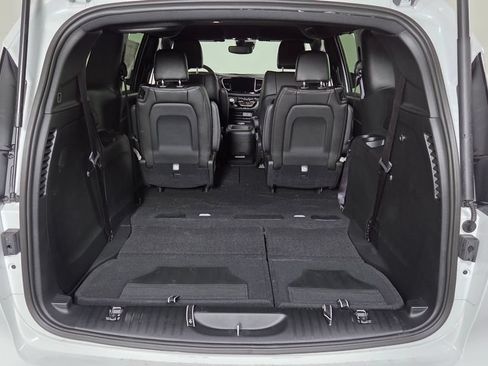 New 2025 Chrysler Pacifica Select w/ Fav Edition Package FWD image 10