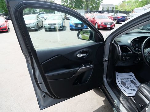 Used 2019 Jeep Cherokee Latitude Plus w/ Cold Weather Group AWD/4WD image 16