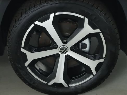 Certified 2025 Volkswagen Taos SEL image 11