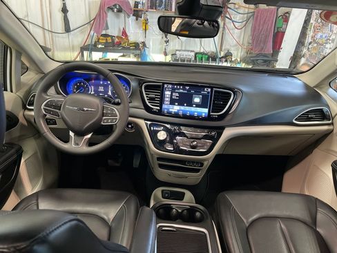 Used 2023 Chrysler Pacifica Touring-L FWD image 18