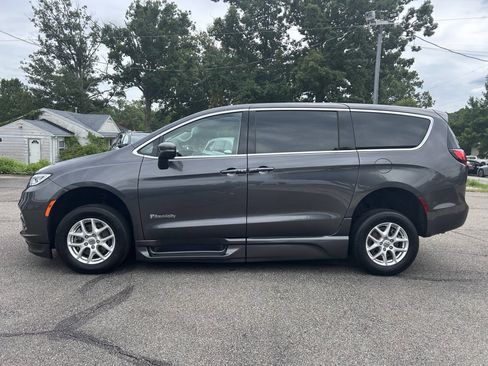 Used 2023 Chrysler Pacifica Touring-L FWD image 13