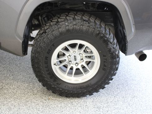 Used 2023 Toyota Tundra Limited AWD/4WD image 11