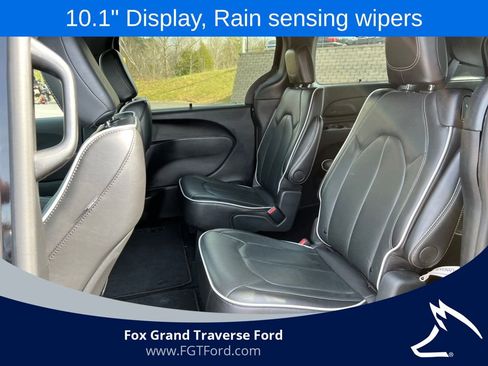 Used 2025 Chrysler Pacifica Limited FWD image 4