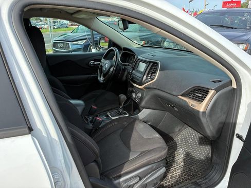 Used 2016 Jeep Cherokee Latitude w/ Cold Weather Group FWD image 5
