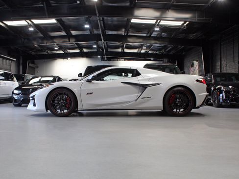 Used 2023 Chevrolet Corvette Z06 RWD image 3